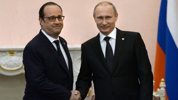 Russian President Vladimir Putin (right) and the French president Francois Hollande - Sputnik International