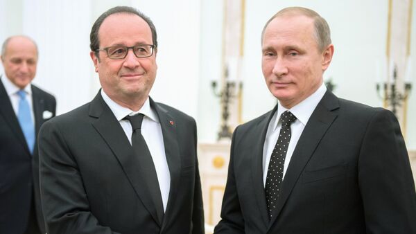Russian President Vladimir Putin (right) and French President Francois Hollande meet in the Kremlin - Sputnik International
