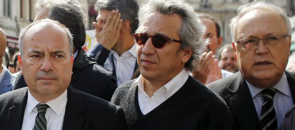 Can Dundar, editor-in-chief of the Cumhuriyet newspaper (C), is seen during a press freedom march in central Istanbul, Turkey, October 3, 2015 Can Dundar, editor-in-chief of the Cumhuriyet newspaper (C), is seen during a press freedom march in central Istanbul, Turkey, October 3, 2015 - Sputnik International