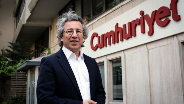 Can Dundar, the editor-in-chief of opposition newspaper Cumhuriyet, speaks to the media outside the headquarters of his paper in Istanbul, Turkey, Thursday, Nov. 26, 2015 - Sputnik International