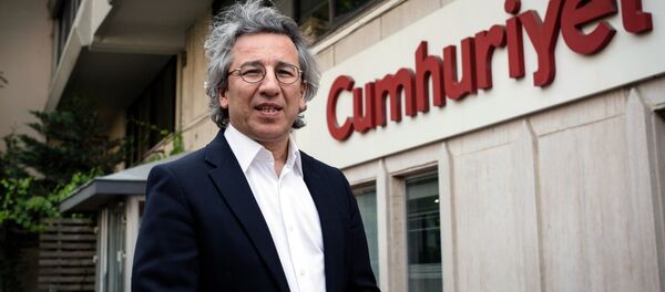Can Dundar, the editor-in-chief of opposition newspaper Cumhuriyet, speaks to the media outside the headquarters of his paper in Istanbul, Turkey, Thursday, Nov. 26, 2015 Can Dundar, the editor-in-chief of opposition newspaper Cumhuriyet, speaks to the media outside the headquarters of his paper in Istanbul, Turkey, Thursday, Nov. 26, 2015 - Sputnik International