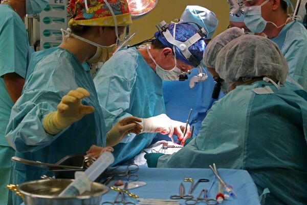 Russians surgeons performing a surgery - Sputnik International