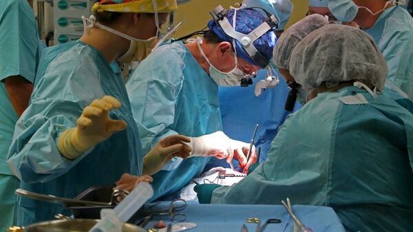 Russians surgeons performing a surgery - Sputnik International