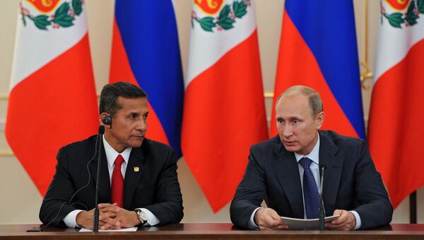 Russian President Vladimir Putin, right, and President of Peru Ollanta Humala - Sputnik International