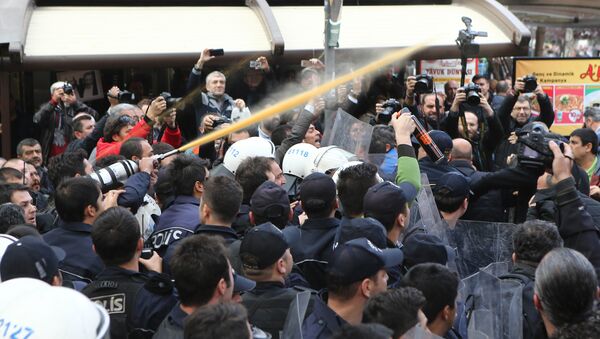 Police use tear-inducing agent against demonstrators during a protest against the arrest of journalists Can Dundar and Erdem Gul in Ankara on November 27, 2015. - Sputnik International