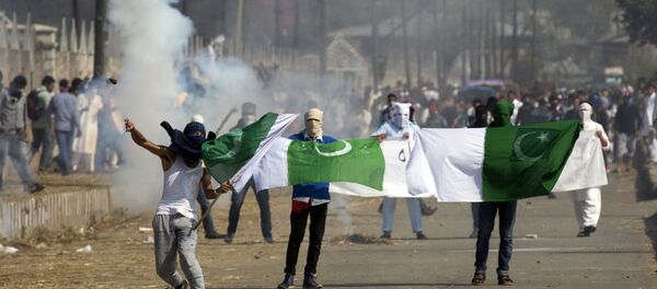 Masked Kashmiris hold the national flag of Pakistan and a banner displaying militant leaders of the Hizb-ul Mujahedeen during a protest outside Eidgha, a prayer ground, in Srinagar, Indian controlled Kashmir, Friday, Sept. 25, 2015. Masked Kashmiris hold the national flag of Pakistan and a banner displaying militant leaders of the Hizb-ul Mujahedeen during a protest outside Eidgha, a prayer ground, in Srinagar, Indian controlled Kashmir, Friday, Sept. 25, 2015. - Sputnik International