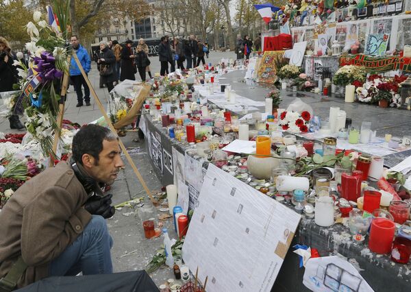 A man reads messages at the Place de la Republique in Paris, Friday, Nov. 27, 2015. A subdued France paid homage Friday to those killed two weeks ago in the attacks that gripped Paris in fear and mourning, honoring each of the 130 dead by name as the president pledged to “destroy the army of fanatics” who claimed so many young lives. - Sputnik International