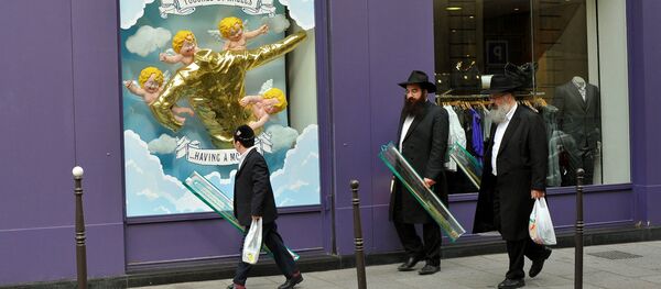 Jewish men walking in the street of Paris, France. - Sputnik International