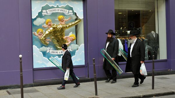 Jewish men walking in the street of Paris, France. - Sputnik International