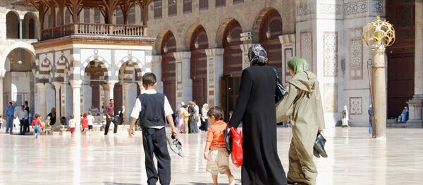 A family at the Umayyad Mosque, Damascus - Sputnik International