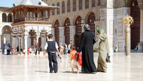A family at the Umayyad Mosque, Damascus - Sputnik International