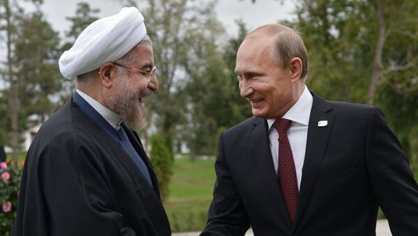 Iranian President Hassan Rouhani (L) shakes hands with his Russian counterpart Vladimir Putin - Sputnik International