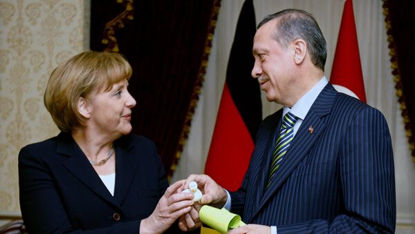 German Chancellor Angela Merkel, left, and Turkish President Recep Tayyip Erdogan exchange gifts before their talks - Sputnik International