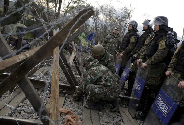 Macedonian soldiers set up barbed wire over rail tracks on the border with Greece, near Gevgelija, Macedonia, November 28, 2015 Macedonian soldiers set up barbed wire over rail tracks on the border with Greece, near Gevgelija, Macedonia, November 28, 2015 - Sputnik International