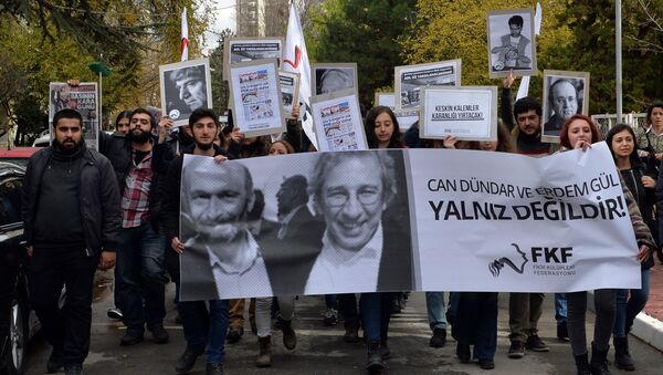 People demonstrate against the jailing of opposition Cumhuriyet newspaper's editor-in-chief Can Dundar and Ankara representative Erdem Gul, in Ankara, Turkey, Friday, Nov. 27, 2015. - Sputnik International