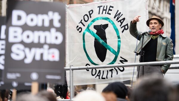 British actor Mark Rylance attends a protest outside the entrance to Downing Street in central London on November 28, 2015, against the British government's proposed involvement in air strikes against the Islamic State group in Syria. - Sputnik International