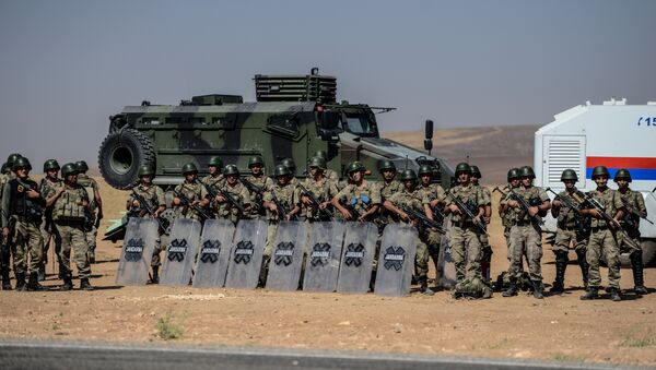 Turkish soldiers stand guar near the Turkey-Syrian border post in Sanliurfa - Sputnik International