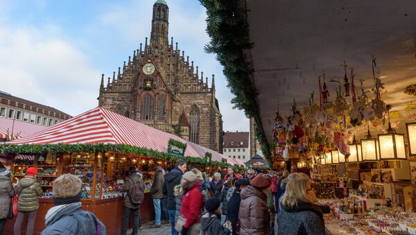 People visit a Christmas market on November 27, 2015 in Nuremberg - Sputnik International