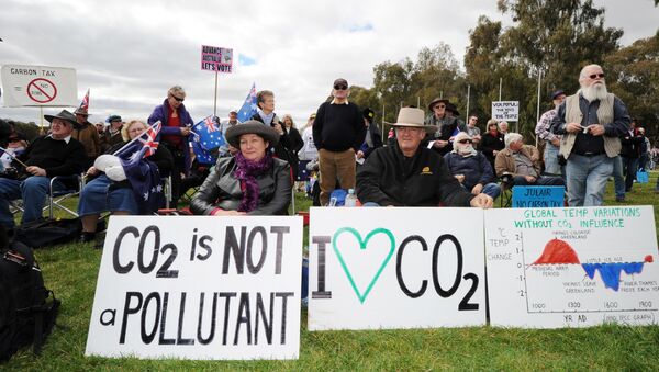 Anti-carbon tax protesters known as The Convoy of No Confidence listen to speeches in front of Parliament House in Canberra (file photo) - Sputnik International