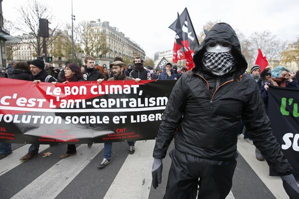 People demonstrate near the Place de la Republique after the cancellation of a planned climate march following shootings in the French capital, ahead of the World Climate Change Conference 2015 (COP21), in Paris, France - Sputnik International