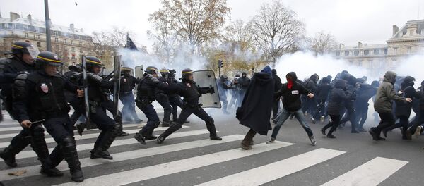 Demonstrators clash with CRS riot policemen near the Place de la Republique after the cancellation of a planned climate march following shootings in the French capital, ahead of the World Climate Change Conference 2015 (COP21), in Paris, France, November 29, 2015 - Sputnik International