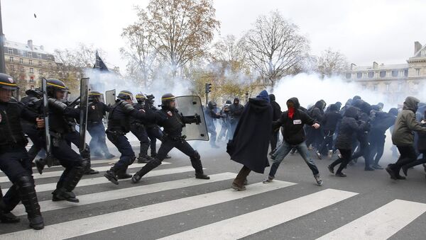 Demonstrators clash with CRS riot policemen near the Place de la Republique after the cancellation of a planned climate march following shootings in the French capital, ahead of the World Climate Change Conference 2015 (COP21), in Paris, France, November 29, 2015 - Sputnik International