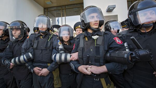 Moldovan riot policemen form a line in front of the parliament building in Chisinau. - Sputnik International
