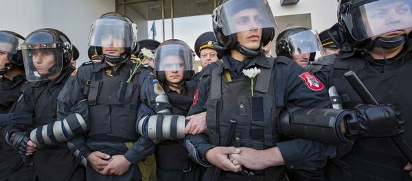 Moldovan riot policemen form a line in front of the parliament building in Chisinau. Moldovan riot policemen form a line in front of the parliament building in Chisinau. - Sputnik International