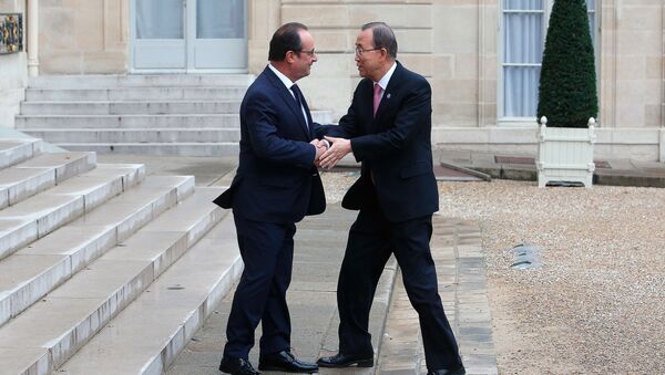 France's President Francois Hollande, left, shakes hand with Secretary General of the United Nations Ban Ki-moon, prior to a meeting at the Elysee Palace, in Paris, Sunday, Nov. 29, 2015. - Sputnik International