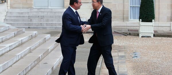France's President Francois Hollande, left, shakes hand with Secretary General of the United Nations Ban Ki-moon, prior to a meeting at the Elysee Palace, in Paris, Sunday, Nov. 29, 2015. - Sputnik International