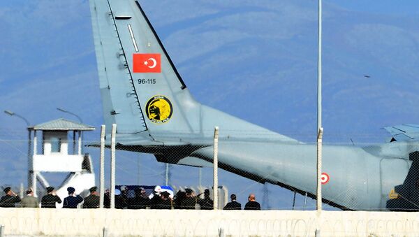 Turkish army officers salute as Turkish honour guard carry the coffin of Russian pilot Lt. Col. Oleg Peshkov into a Turkish Air force transport plane at Hatay airport, Turkey, Sunday, Nov. 29, 2015 - Sputnik International