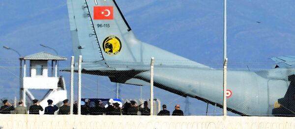 Turkish army officers salute as Turkish honour guard carry the coffin of Russian pilot Lt. Col. Oleg Peshkov into a Turkish Air force transport plane at Hatay airport, Turkey, Sunday, Nov. 29, 2015 - Sputnik International