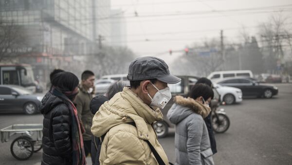This file photo shows pedestrians wear masks on a polluted day in Beijing on November 30, 2015 - Sputnik International