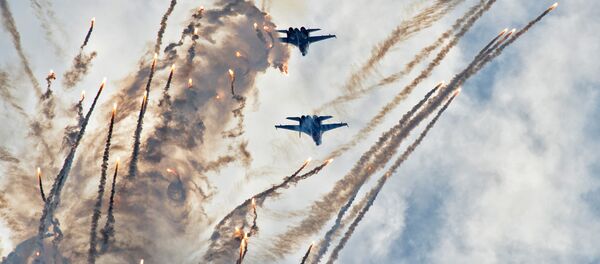 Demonstration flights with of the Russkiye Vityazi aerobatics group: Fountain disengagement with shooting heat flares Demonstration flights with of the Russkiye Vityazi aerobatics group: Fountain disengagement with shooting heat flares - Sputnik International