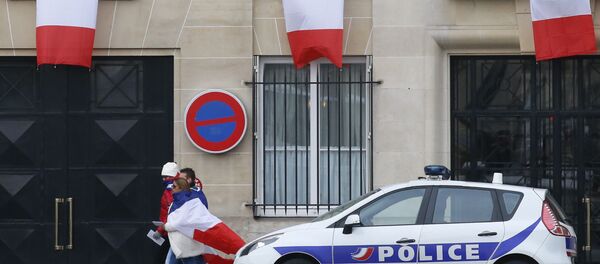 People drapped in the national flag walk past a building decorated with French flags in Paris, Friday, Nov. 27, 2015. People drapped in the national flag walk past a building decorated with French flags in Paris, Friday, Nov. 27, 2015. - Sputnik International