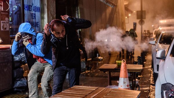 Protesters run for cover from tear gas fired by Turkish riot police during a demonstration on Istiklal avenue in Istanbul after a top Kurdish lawyer was killed in Diyarbakir on November 28, 2015 - Sputnik International