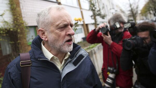 Britain's opposition Labour Party leader Jeremy Corbyn leaves in home in north London, Britain November 30, 2015 - Sputnik International
