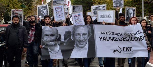 People demonstrate against the jailing of opposition Cumhuriyet newspaper's editor-in-chief Can Dundar and Ankara representative Erdem Gul, in Ankara, Turkey, Friday, Nov. 27, 2015 People demonstrate against the jailing of opposition Cumhuriyet newspaper's editor-in-chief Can Dundar and Ankara representative Erdem Gul, in Ankara, Turkey, Friday, Nov. 27, 2015 - Sputnik International