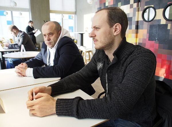 Albert Yefimov (l) and Alexsei Gonnchenko (r) talk with Sasha and Natalya Albert Yefimov (l) and Alexsei Gonnchenko (r) talk with Sasha and Natalya - Sputnik International