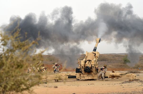 Saudi army artillery fire shells towards Yemen from a post close to the Saudi-Yemeni border, in southwestern Saudi Arabia, on April 13, 2015 - Sputnik International