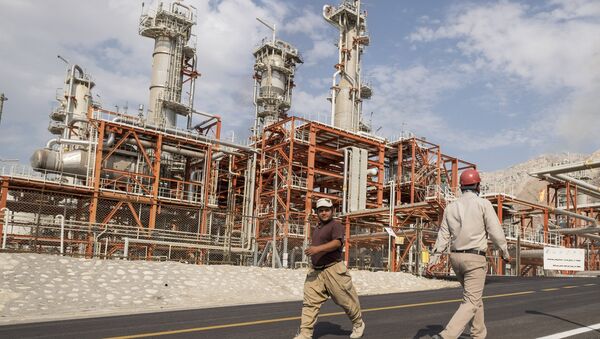 Iranian workers walk at a unit of South Pars Gas field in Asalouyeh Seaport, north of Persian Gulf, Iran November 19, 2015 - Sputnik International