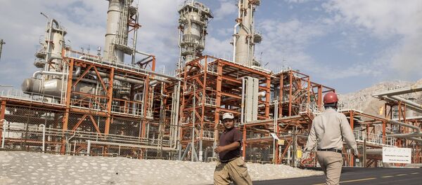 Iranian workers walk at a unit of South Pars Gas field in Asalouyeh Seaport, north of Persian Gulf, Iran November 19, 2015 Iranian workers walk at a unit of South Pars Gas field in Asalouyeh Seaport, north of Persian Gulf, Iran November 19, 2015 - Sputnik International