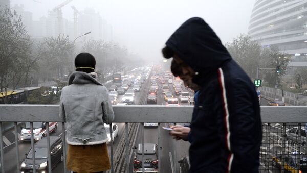 Pedestrians walk across a bridge in Beijing on December 1, 2015 - Sputnik International