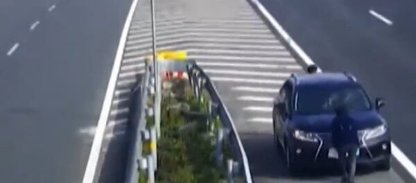 Driver uses passengers to hide his license plate.. Driver uses passengers to hide his license plate.. - Sputnik International