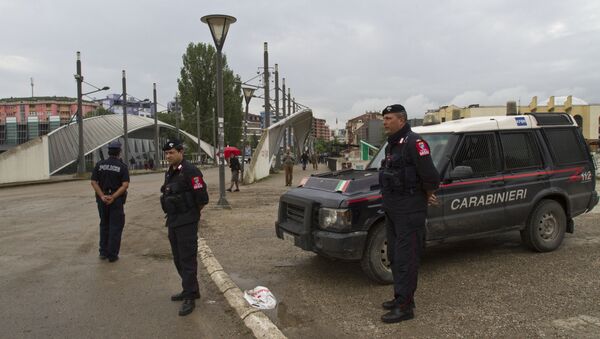 Kosovo police and Italian Carabineri stand near remains of a roadblock dismantled by Serbs in the tense city of Mitrovica Kosovo on Wednesday, June 18, 2014 - Sputnik International