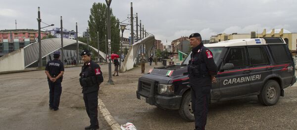 Kosovo police and Italian Carabineri stand near remains of a roadblock dismantled by Serbs in the tense city of Mitrovica Kosovo on Wednesday, June 18, 2014 - Sputnik International