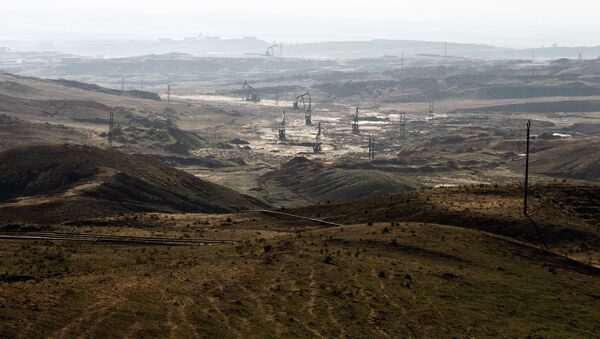 A picture taken on November 25, 2013 shows oil rigs in the Kurdish town of Deriq (al-Malikiyah in Arabic), in the northeastern Hasakeh governorate on the border with Turkey and Iraq - Sputnik International