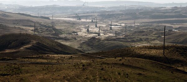 A picture taken on November 25, 2013 shows oil rigs in the Kurdish town of Deriq (al-Malikiyah in Arabic), in the northeastern Hasakeh governorate on the border with Turkey and Iraq - Sputnik International