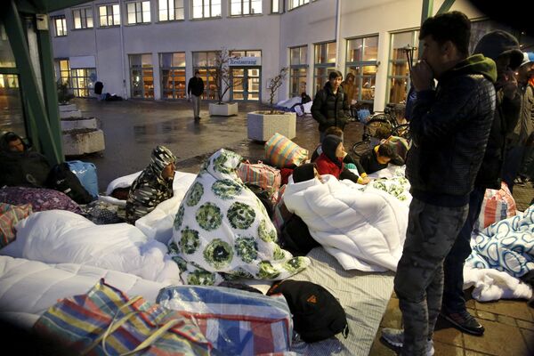 Refugees sleep outside the entrance of the Swedish Migration Agency's arrival center for asylum seekers at Jagersro in Malmo, Sweden, November 20, 2015 Refugees sleep outside the entrance of the Swedish Migration Agency's arrival center for asylum seekers at Jagersro in Malmo, Sweden, November 20, 2015 - Sputnik International