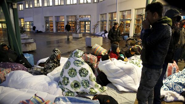 Refugees sleep outside the entrance of the Swedish Migration Agency's arrival center for asylum seekers at Jagersro in Malmo, Sweden, November 20, 2015 - Sputnik International